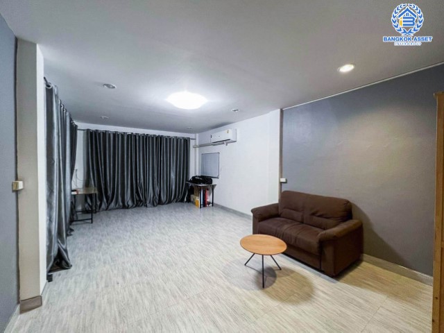 *****อาคารพาณิชย์มือสอง สวนธนวิลล่า ประชาอุทิศ หลังมุม! เนื้อที่กว้าง 16 ตร.ว. ฟังก์ชัน 4 ห้องนอน 3 ห้องน้ำ 1 ที่จอดรถ ภายในตกแต่งสวย ดูทัยสมัย พื้นที่ใช้สอยเยอะ มาพร้อมราคาสุดคุ้ม! ตั้งอยู่บนทำเลเดินทางสะดวกสบาย เชื่อมต่อถนนประชาอุทิศ ถนนราษฎร์บูรณะ ถนนเจริญกรุง ถนนพระราม3 จองด่วน!